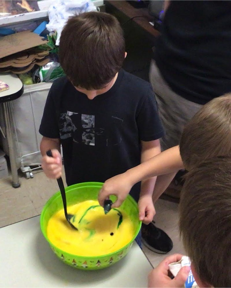 kindergarteners making green eggs & ham
